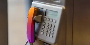 Ein Tastentelefon einer Telefonzelle mit einem Hörer in BSW Farben. Im LCD Textfeld des Gerätes steht BSW Bürgertelefon.